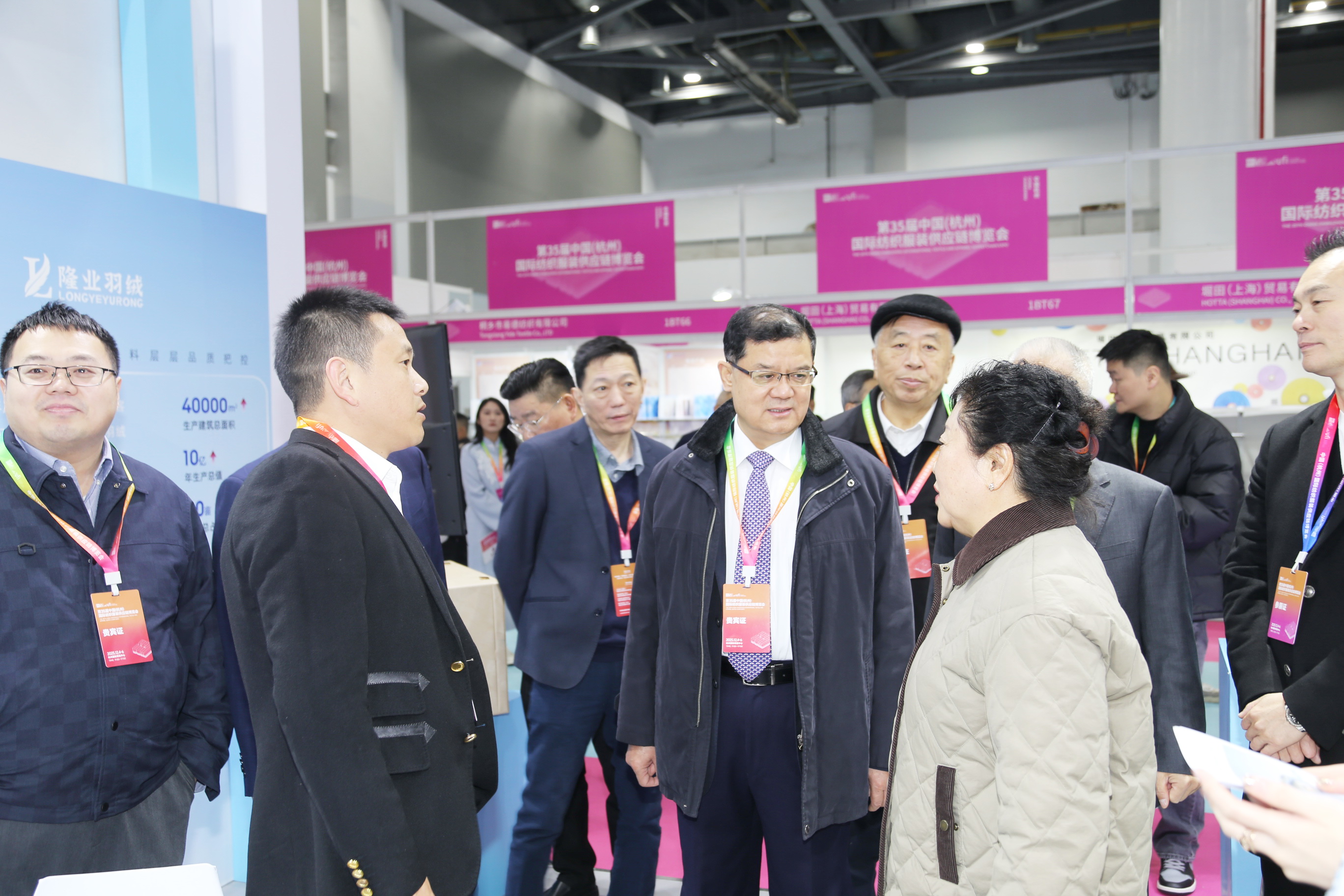 首日盛況，僅是華章序曲。超35000+專業(yè)觀眾的信任與選擇，為本屆博覽會(huì)寫下了輝煌的開篇。2025第35屆中國（杭州）國際紡織服裝供應(yīng)鏈博覽會(huì)將繼續(xù)以開放的姿態(tài)、專業(yè)的服務(wù)，與全球紡織服裝同仁一道，于變局中開新局，于合作中贏未來。12月5-6日，更多精彩持續(xù)上演！我們期待在杭州國際博覽中心，與您繼續(xù)相約，共譜行業(yè)發(fā)展新篇章！